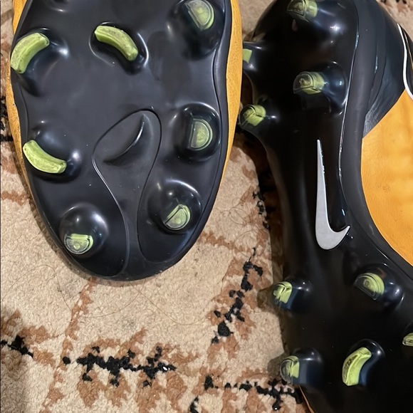 SOLD 2 pairs of Nike soccer shoes - Picture 4 of 4